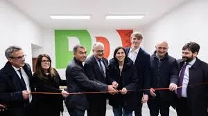 Persone riunite all'inaugurazione di una sede del Partito Democratico di Roma